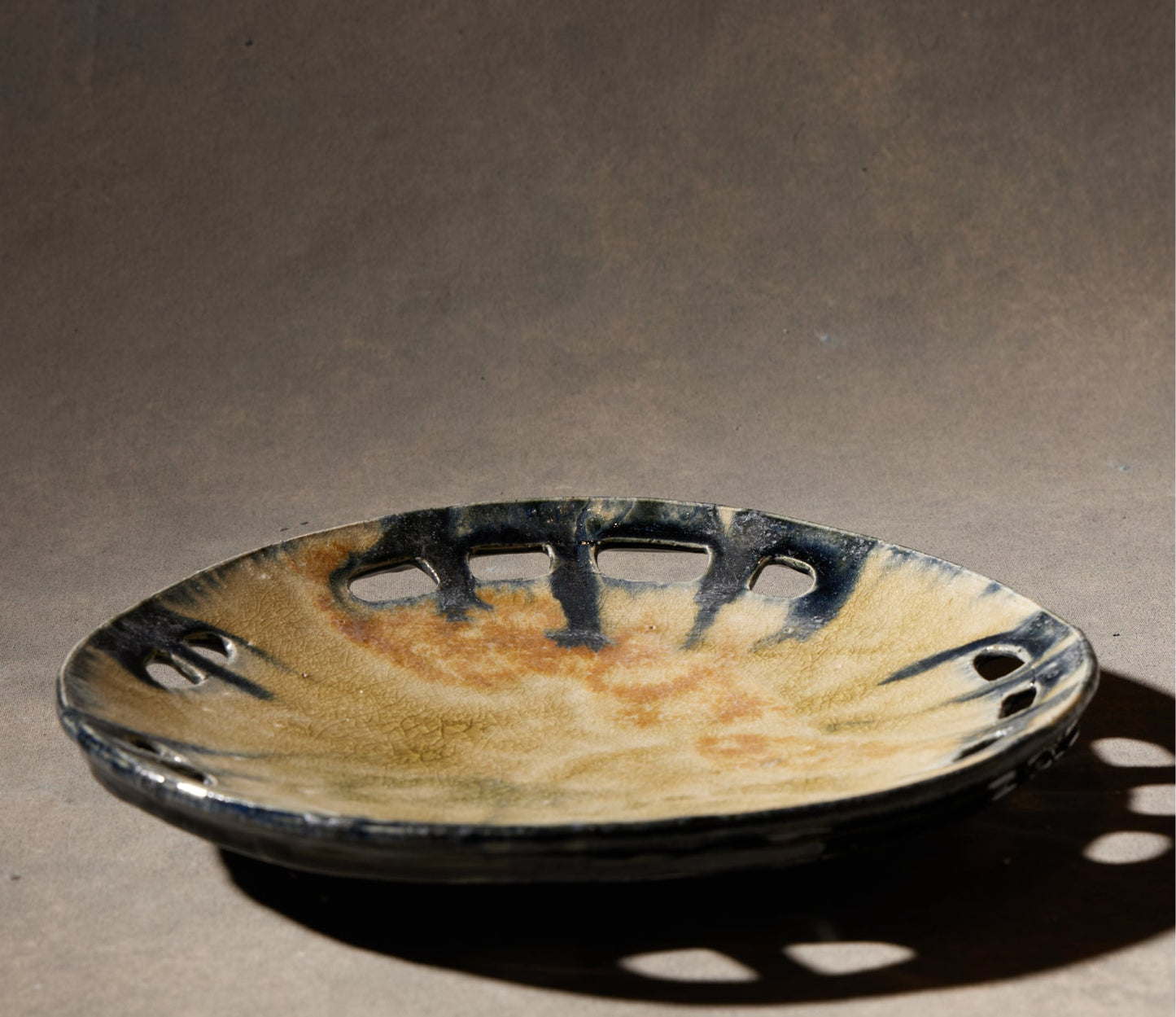 Piatto grande con fori di Eiji Matsumura