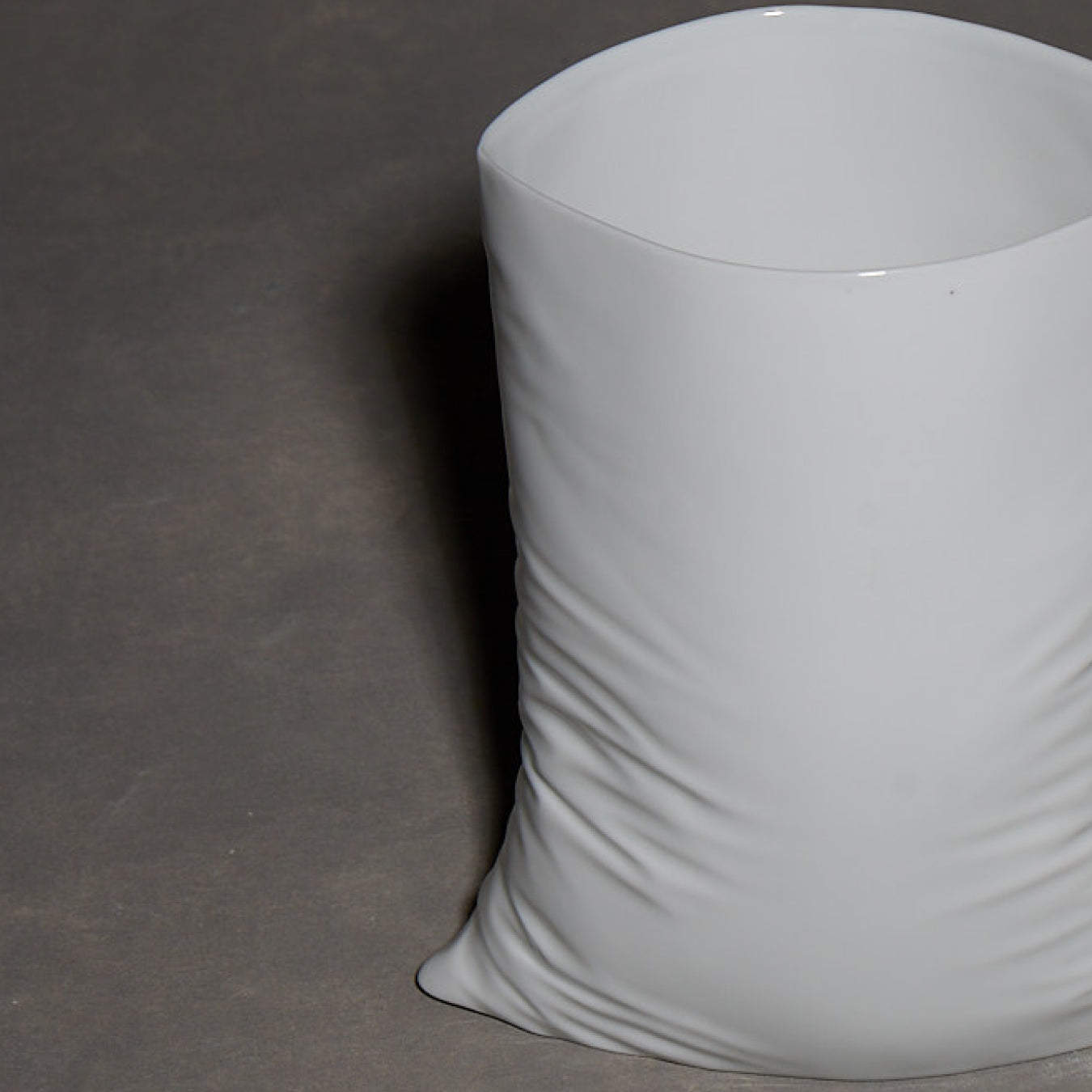 Vaso in sacchetto di plastica stropicciato