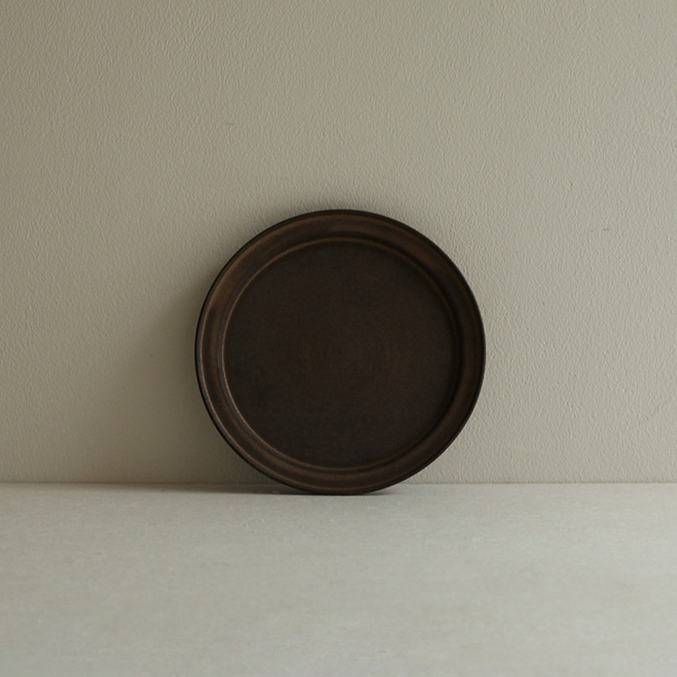 Piatto con bordo stretto