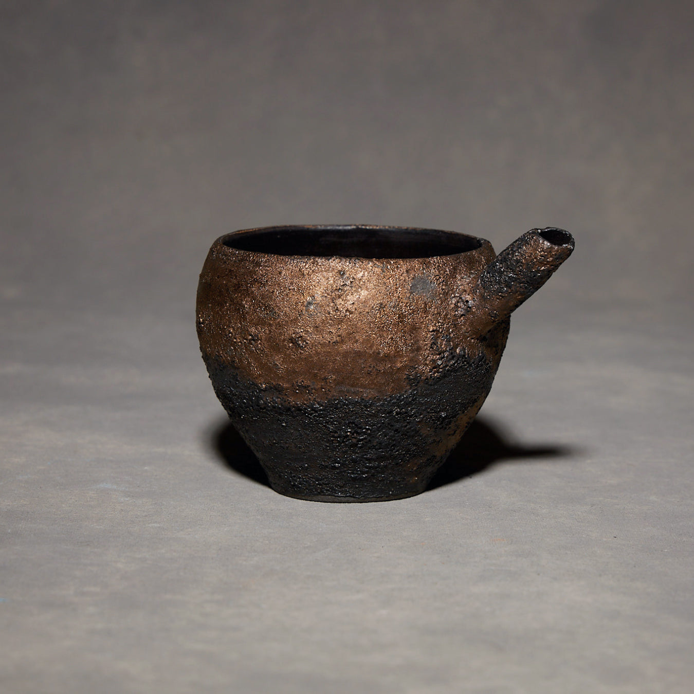 Yuko Ikeda Katakuchi rotondo in bronzo