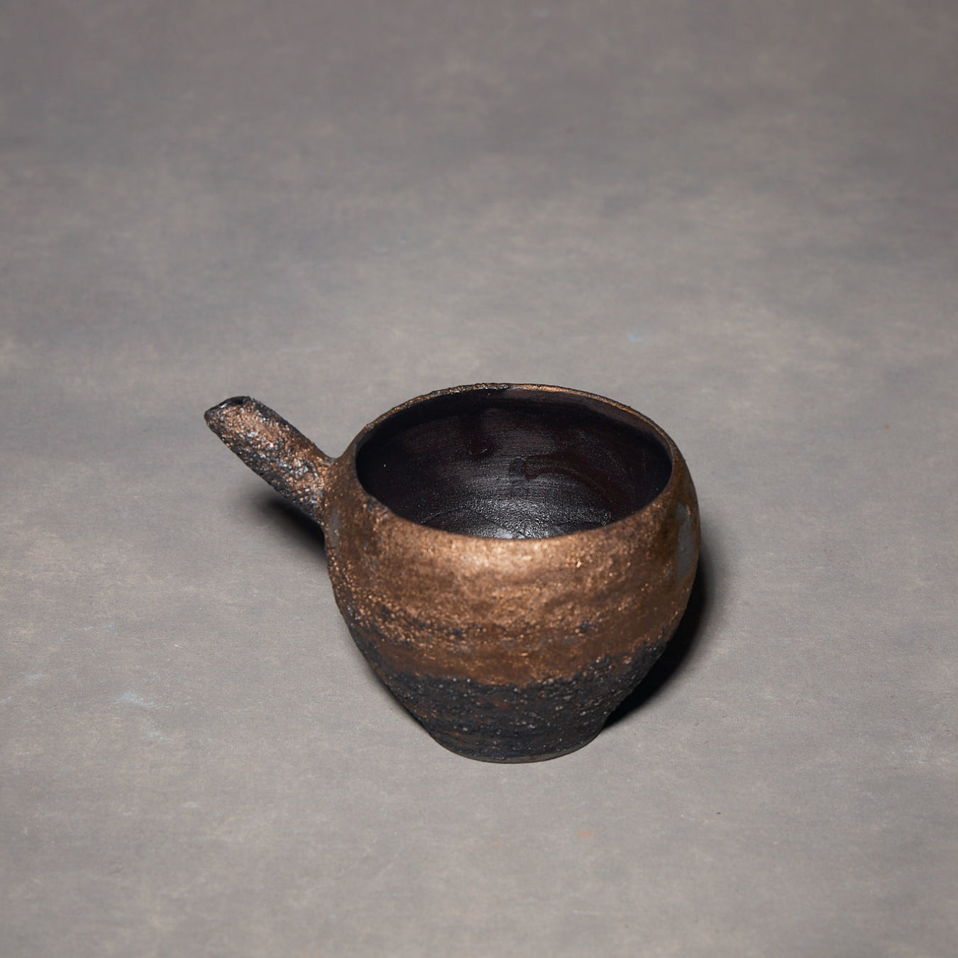 Yuko Ikeda Katakuchi rotondo in bronzo