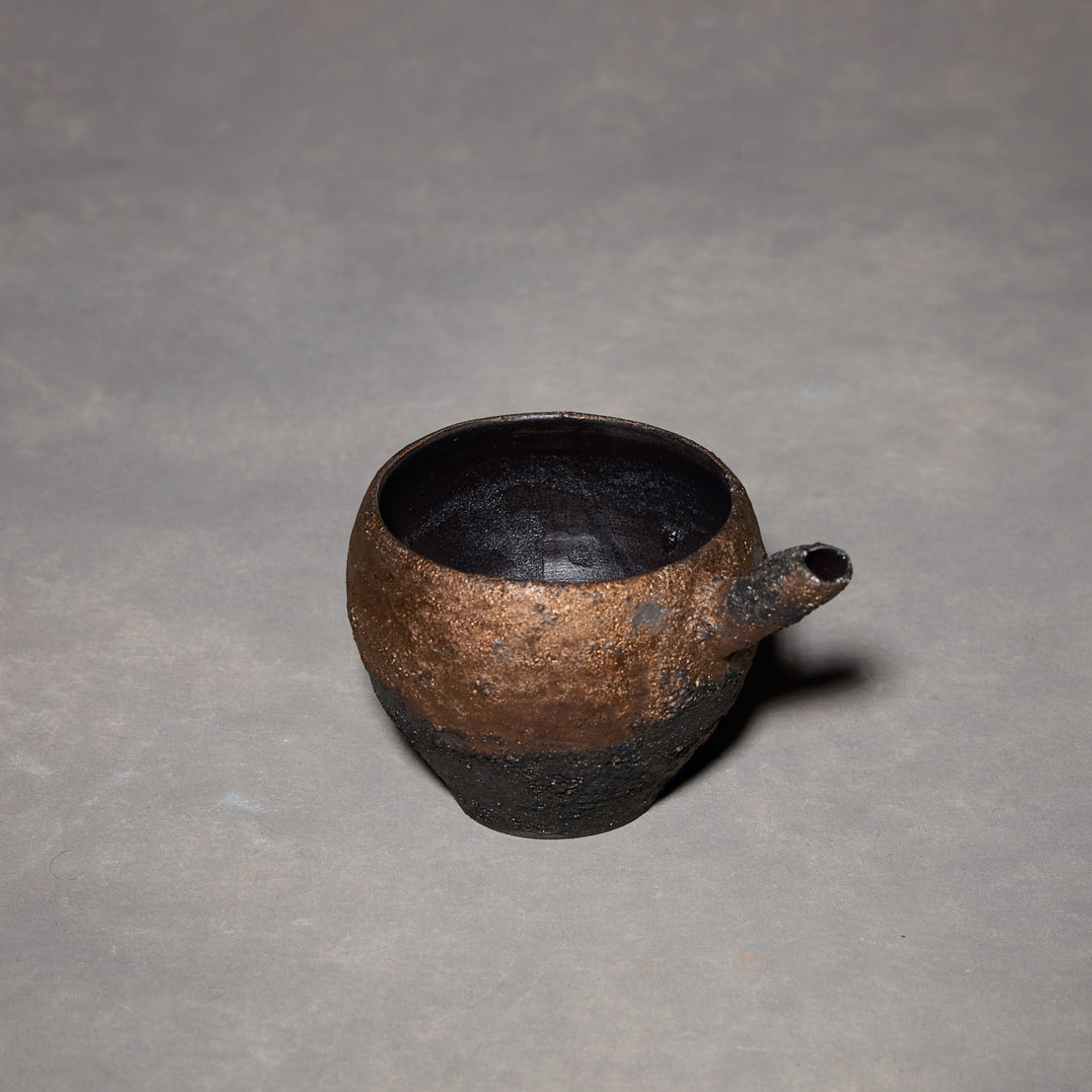 Yuko Ikeda Katakuchi rotondo in bronzo
