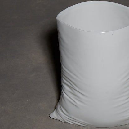 Vaso in sacchetto di plastica stropicciato